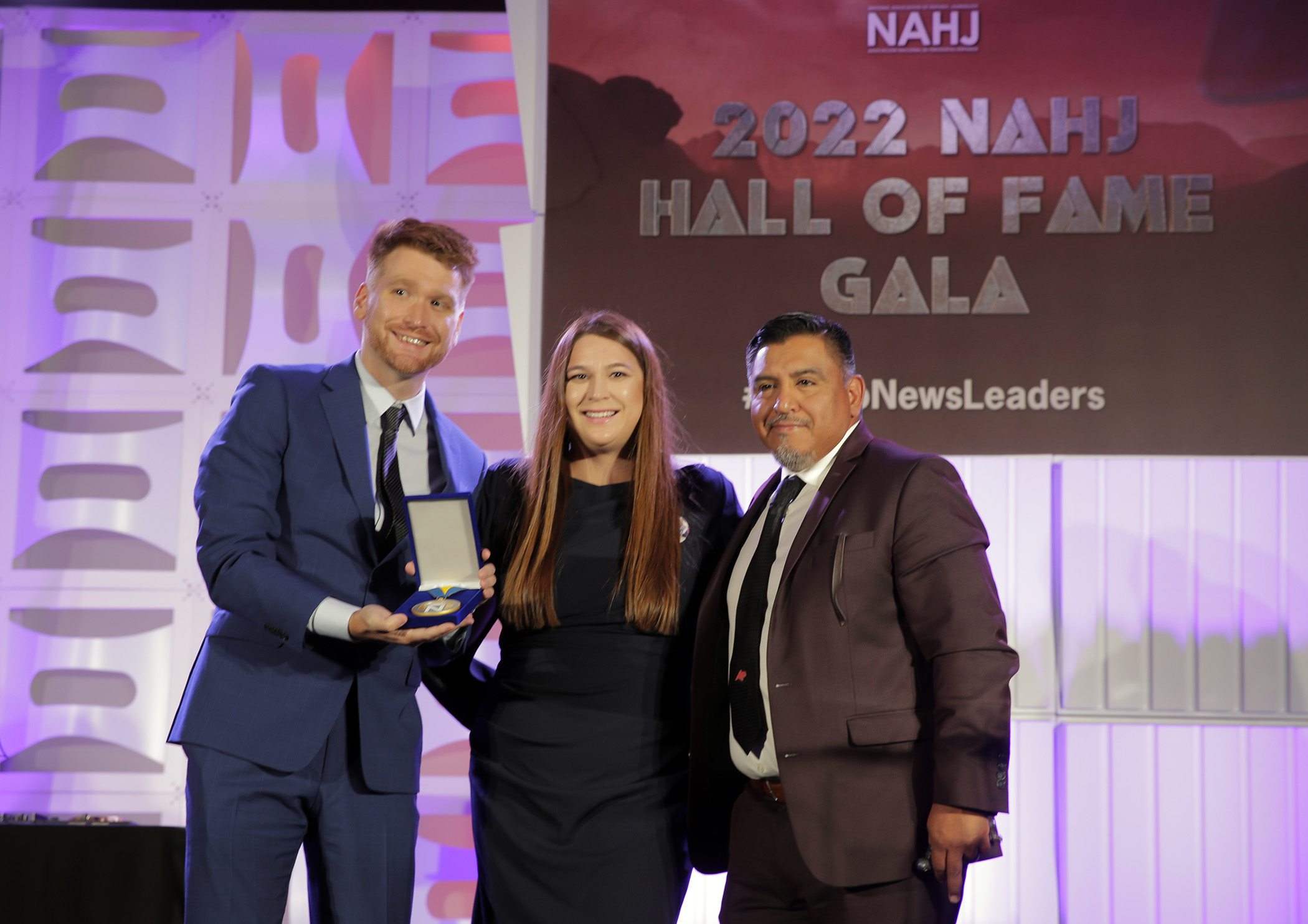 Julio Cortez presents a posthumous Hall of Fame induction medal to Steve Gonzales's children at the 2022 NAHJ Hall of Fame Gala in Las Vegas, Nev., on Saturday, August 5, 2022.